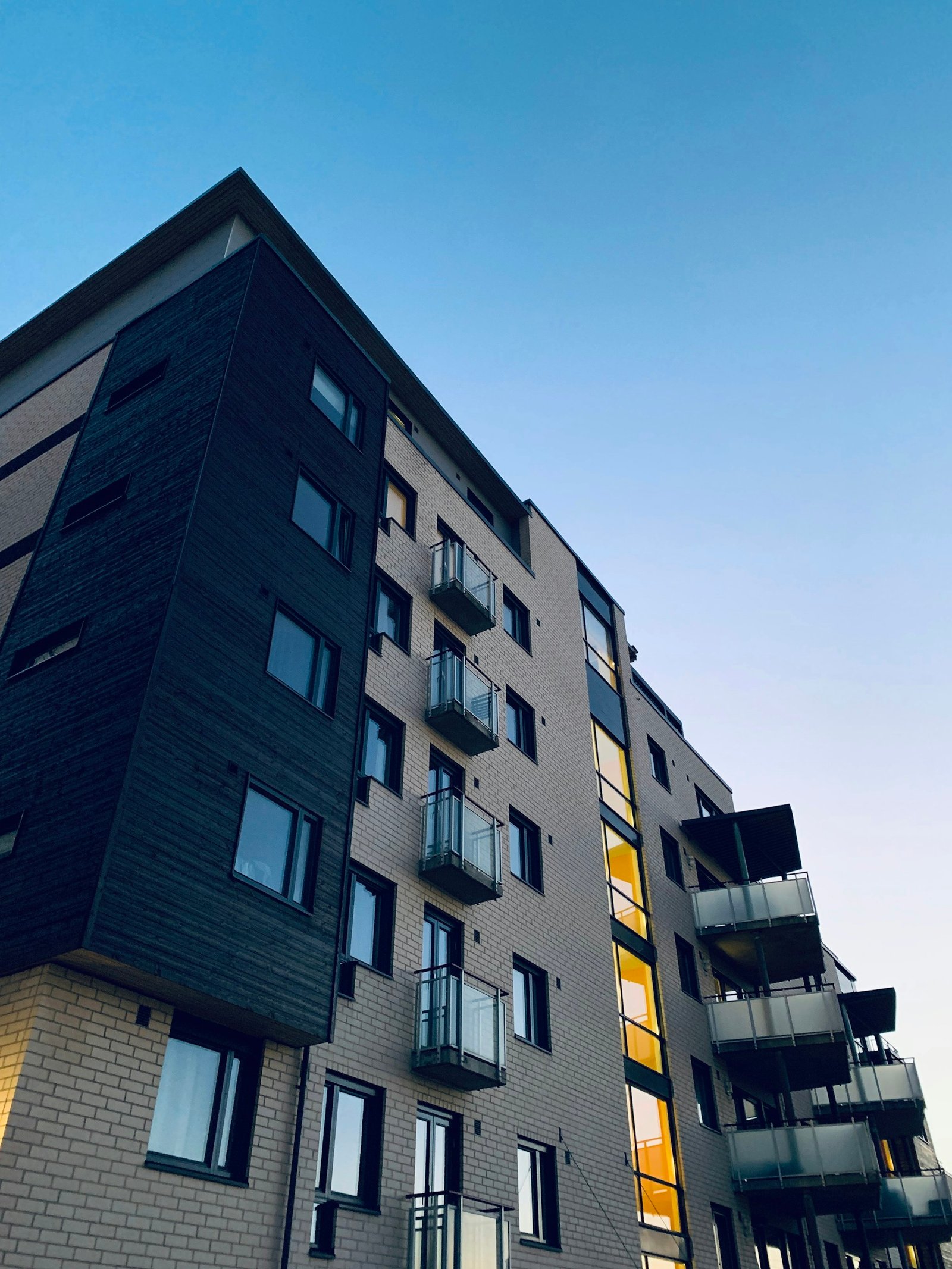 Moderne Wohnanlage in der Abenddämmerung — Immobilien, die mit PropOS verwaltet werden